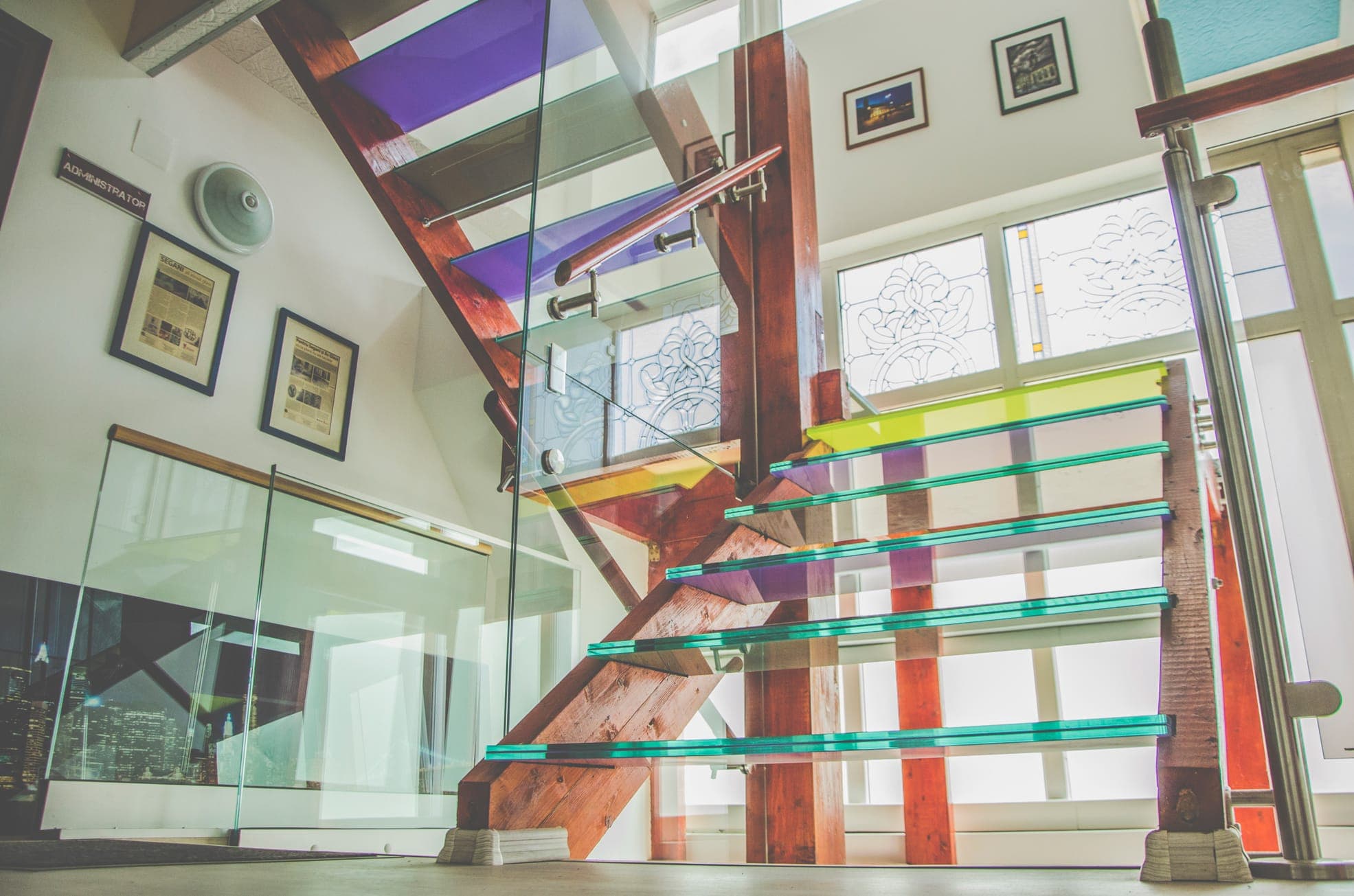 Showroom full-glass Segani din Sibiu, cu trepte din sticlă colorată